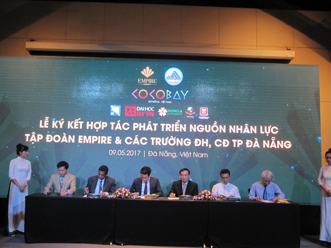 Representatives of the Empire Group and local universities and colleges in Da Nang signed an agreement yesterday on manpower training to meet the demand of 10,000 jobs in 2020. — VNS Photo Công Thành Read more at http://vietnamnews.vn/economy/376100/hi-quality-human-resource-deal-for-hospitality-sector.html#lvPAGzqf1M3H6jmB.99