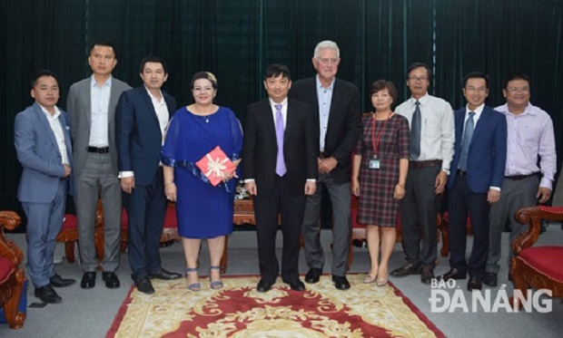 Vice Chairman Dung (5th left) and some representatives from CINEC Education Group