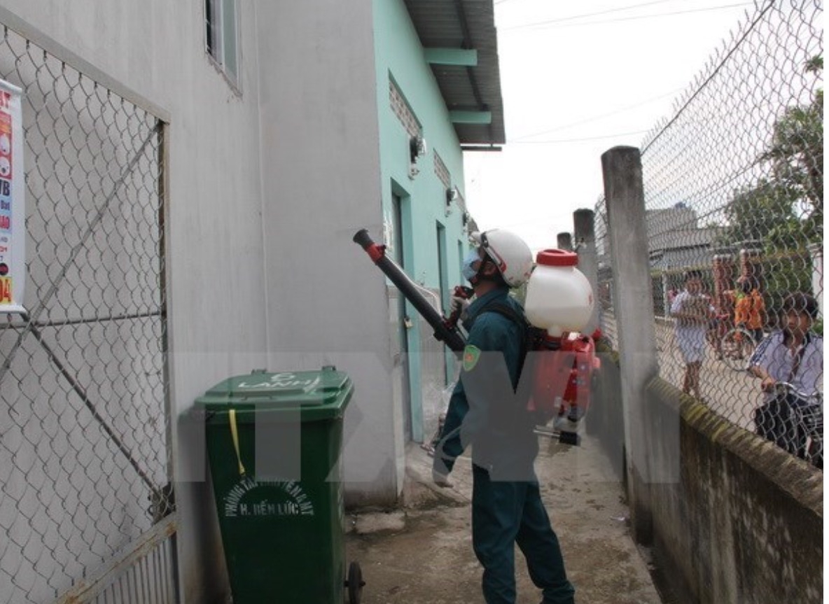 Spraying chemical to kill off mosquitoes (Photo: VNA)