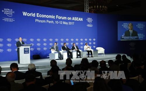 Prime Minister Nguyen Xuan Phuc delivers a speech at the opening plenary (Photo: VNA)