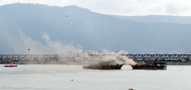 Tình huống giả định sự cố tràn dầu xuất phát từ tàu chở dàu và tàu du lịch chạy ngược chiều trên sông Hàn bất ngờ đâm vào nhau
