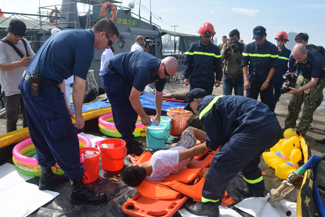 : Lực lượng Hải quân Mỹ cũng như các bác sỹ của Việt Nam tiến hành sơ cứu cho các nạn nhân bị đuối nước của 2 tàu bị gặp nạn.
