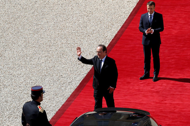 Tổng thống mãn nhiệm Francois Hollande vẫy tay chào khi rời điện Elysee sau cuộc chuyển giao quyền lực cho người kế nhiệm Emmanuel Macron (Ảnh: Reuters)