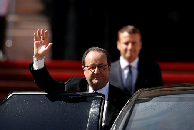 Ông Hollande, người tại vị từ năm 2012, vẫy tay trước khi bước vào xe ô tô để rời đi, kết thúc nhiệm kỳ tổng thống kéo dài 5 năm. (Ảnh: Reuters)