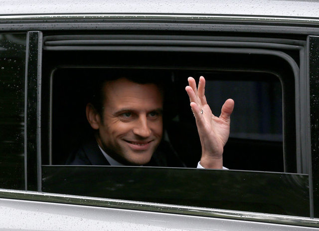 Đoàn xe hộ tống ô tô của Tổng thống đắc cử Emmanuel Macron tới điện Elysee (Ảnh: Reuters)