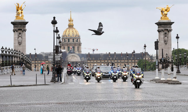 Đoàn xe hộ tống ô tô của Tổng thống đắc cử Emmanuel Macron tới điện Elysee (Ảnh: Reuters)