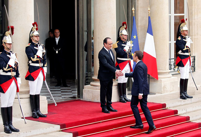 Tổng thống Francois Hollande đón người kế nhiệm Emmanuel Macron tại cửa điện Elysee trước cuộc chuyển giao quyền lực. (Ảnh: Reuters)