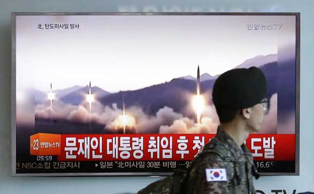 Hình ảnh CHDCND Triều Tiên thử tên lửa được phát sóng trên truyền hình tại nhà ga tàu hỏa Seoul (Hàn Quốc).           Ảnh: AP