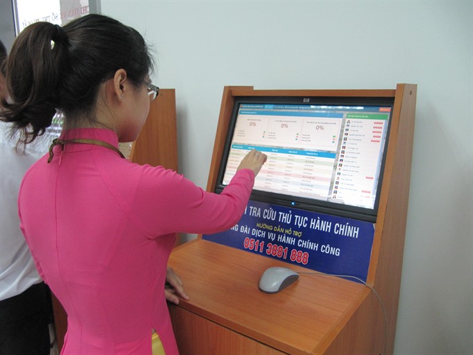 A resident browses administrative procedures at the city’s administrative centre. — VNS Photo Công Thành Read more at http://vietnamnews.vn/bizhub/376319/da-nang-launches-online-feedback-service.html#Pdy1048VIswgjRd2.99