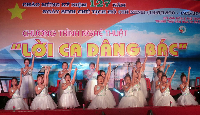 Tiết mục hát múa “Ai yêu Bác Hồ Chí Minh hơn thiếu niên nhi đồng”.
