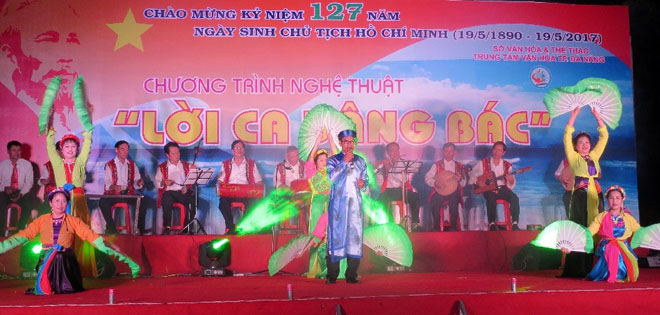Tiết mục hát văn của CLB Chèo Thái Bình được đầu tư công phu gồm dàn nhạc dân tộc, biểu diễn hát, múa.  