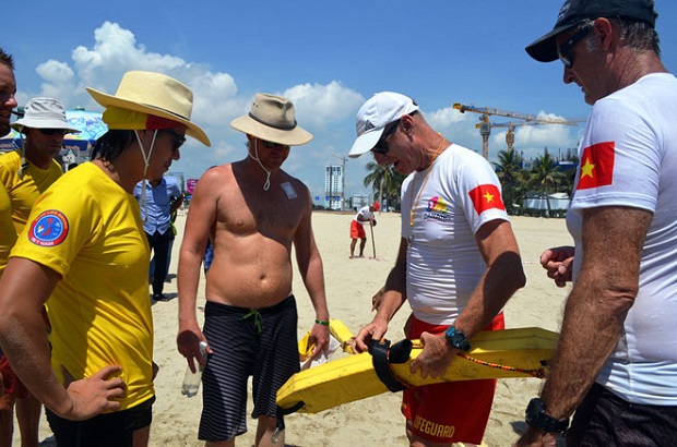 Rescue expert David (2nd left) from the Surf Life Saving Australia discussing with his teammates