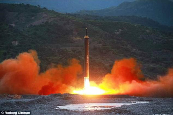 Tên lửa Triều Tiên rời bệ phóng vào lúc 5h27 sáng 14/5 từ khu vực gần Kusong, tỉnh Bắc Pyongan. (Ảnh: Rodong Sinmun)