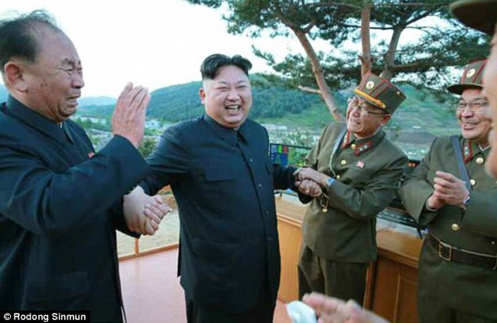 Nhà lãnh đạo Triều Tiên cùng các tướng lĩnh quân sự vui mừng sau vụ phóng tên lửa. (Ảnh: Rodong Sinmun
