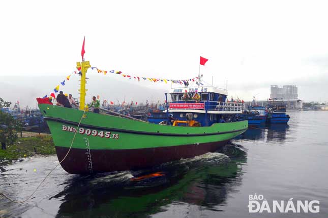 Tàu vỏ thép Đà Nẵng vẫn hoạt động bình thường và làm ăn có lãi.  Ảnh: NGỌC PHÚ