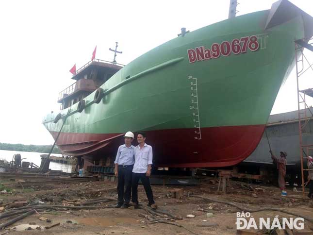Ngư dân Lê Văn Sang (phải) tự tin sau khi đóng tàu vỏ thép theo Nghị định 67 của Chính phủ. 