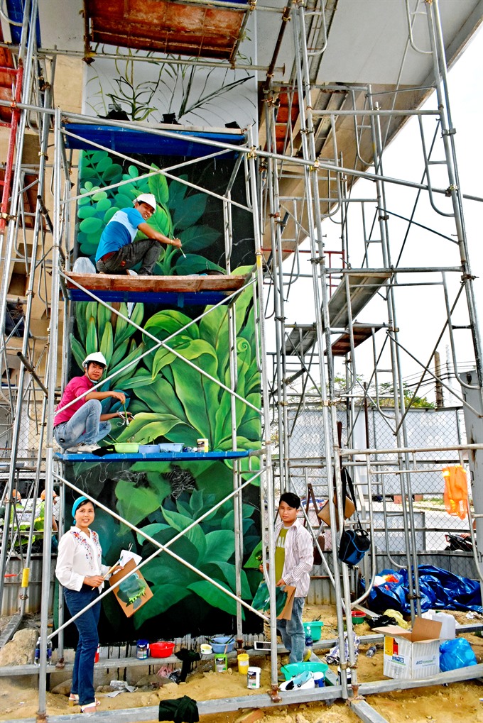 Green team: The mural painting won won the bronze medal at the 10th International Design Awards. Read more at http://vietnamnews.vn/life-style/376377/mural-painting-at-vn-airport-wins-intl-design-award.html#Sdk0lrXbgTSyiqge.99