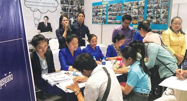 A job fair for new graduates and job seekers in Laos (Photo: kpl.gov.la)