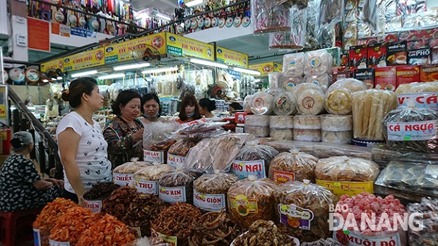  A stall selling dried seafood products in the Han Market