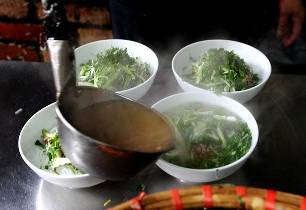 Pho is served at a shop in Ha Noi (Photo: AFP/Hoang Dinh Nam)