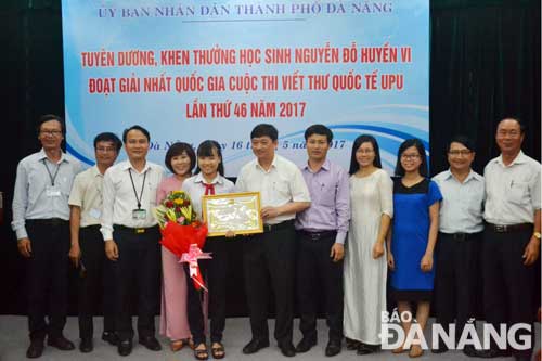 Vi (5th left) receiving her Certificate of Merit