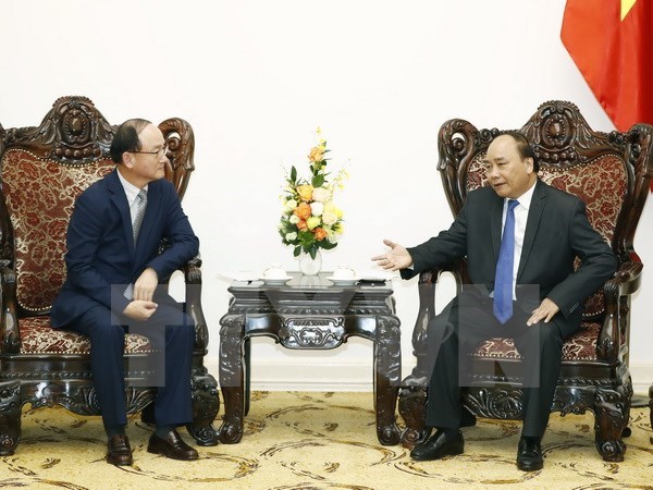 Prime Minister Nguyen Xuan Phuc (R) and Han Myoung-Sup, General Director of Samsung Vietnam (Source: VNA)