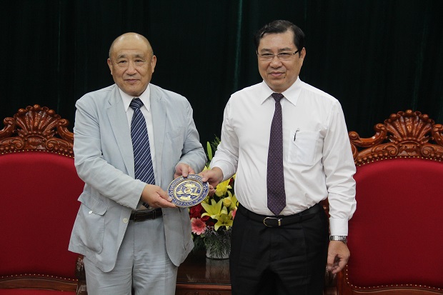 Chairman Asami (left) and Chairman Tho