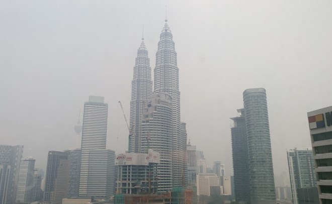 Haze brought on by Indonesian peat fires blankets the Malaysian capital of Kuala Lumpur in 2016 (Source: asiancorrespondent.com)