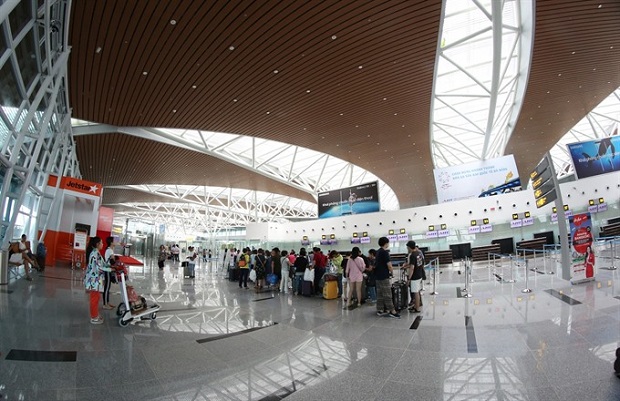 Passengers check-in at the Da Nang International Airport’s new terminal yesterday. (Photo: VNS)