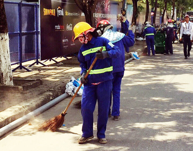 Công nhân đang khẩn trương dọn dẹp vệ sinh môi trường