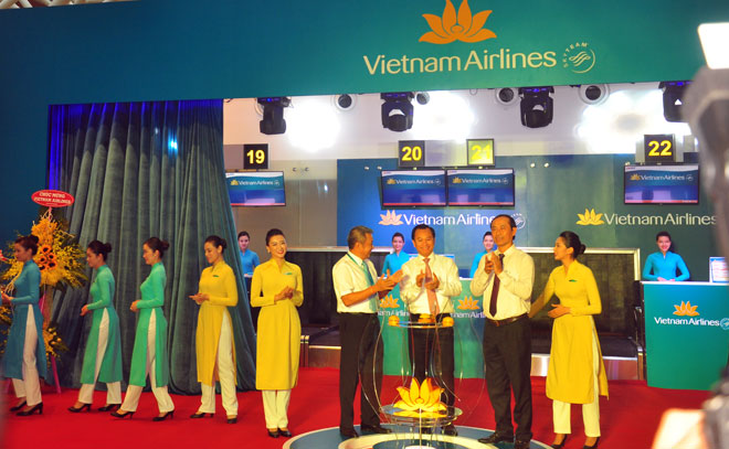 Ủy viên Trung ương Đảng, Bí thư Thành ủy, Chủ tịch HĐND thành phố Nguyễn Xuân Anh khai trương quầy làm thủ tục của Vietnam Airlines