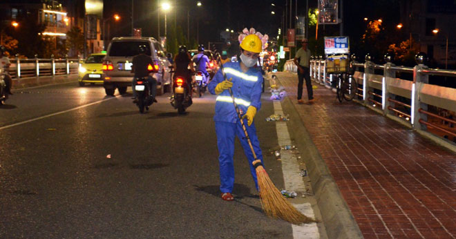 Khẩn trương dọn dẹp vệ sinh trên cầu sông Hàn