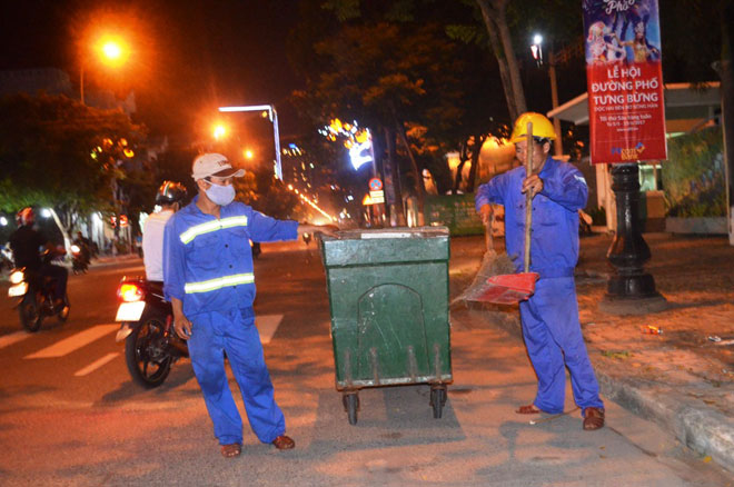 Công nhân xí nghiệp môi trường Sơn Trà dọn dẹp vệ sinh tại đường Trần Hưng Đạo