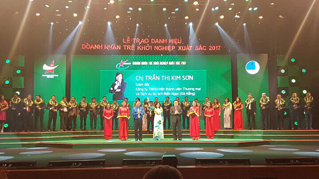 Doanh nhân Trần Thị Kim Sơn, Giám đốc Công ty TNHH MTV Thương mại và Dịch vụ du lịch Biển Ngọc vinh dự được trao danh hiệu Doanh nhân trẻ khởi nghiệp xuất sắc năm 2017.