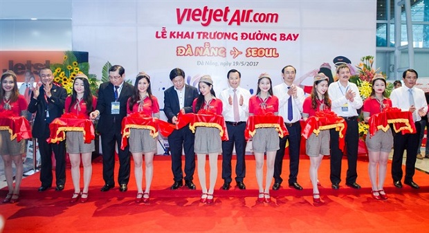 Distinguished guests attend the Vietjet’s ribbon cutting ceremony. (Photo: VNS)