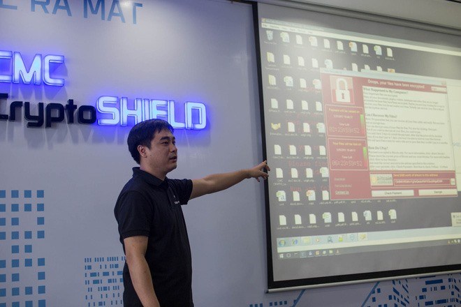 Tr​ieu Tran Duc, General Director of CMC InfoSec under CMC corp introduce CMC CryptoShield at the launch held on May 19 in ​Ha Noi. ​(Photo: genk.vn) 