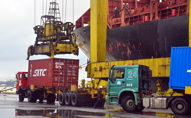 Cargo being unloading at the Tien Sa Port