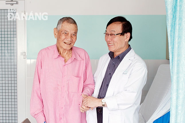  Mr Thinh (left) and a doctor from the hospital