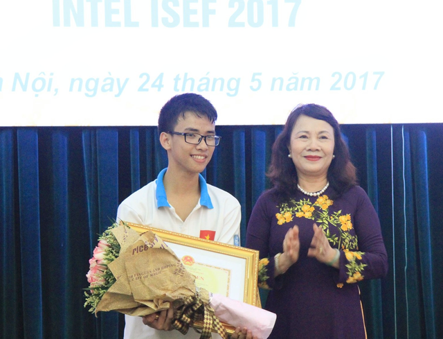 Third prize winner Pham Huy (left) and Deputy Minister of Education and Training Pham Thi Nghia at the welcoming ceremony on May 24 (Photo: baochinhphu.vn)