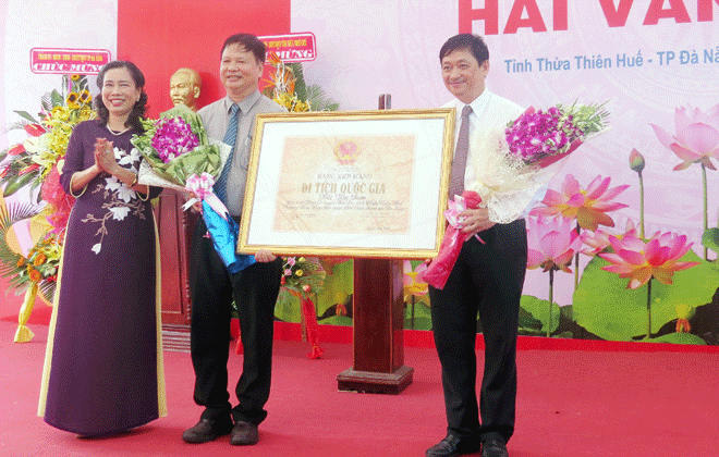  Deputy Minister Lien (1st left) presenting the recognition certificate to Vice Chairman Dung (1st right) and a representative from the province