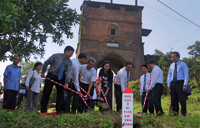 Erecting a marker in front of the gate