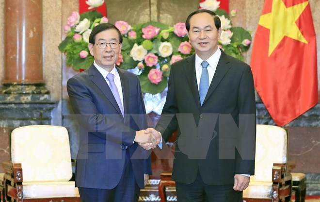 President Tran Dai Quang (R) receives Park Won-soon, Special Envoy of the RoK’s President Moon Jae-in, on May 25 (Photo: VNA)