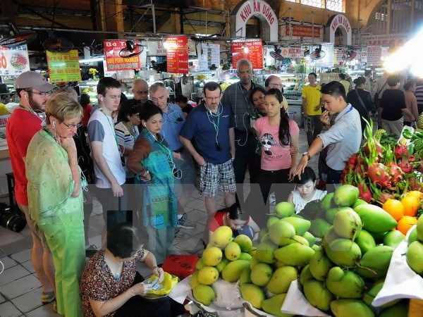 Foreign tourists visit Ben Thanh Market in HCMC (Photo: VNA)