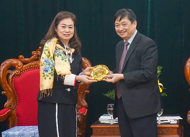 Mrs Satomi (left) and Vice Chairman Dung 