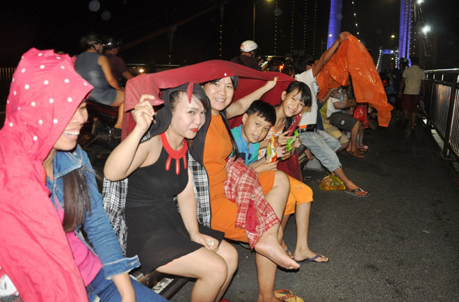 … and on the Thuan Phuoc Bridge