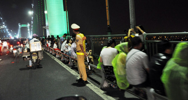 A policeman is on duty on the Han River Bridge to ensure security and traffic safety