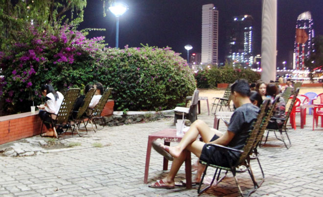 Nhiều vị trí xem pháo hoa đẹp ở bờ đông sông Hàn đã bị các hộ kinh doanh giải khát, ăn uống chiếm dụng. Ảnh: THƯ ĐĂNG