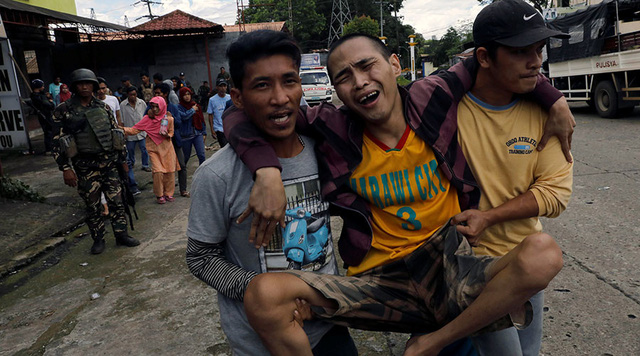 Người dân Marawi bị thương trong cuộc giao tranh giữa quân đội chính phủ và phiến quân Maute (Ảnh: Reuters)