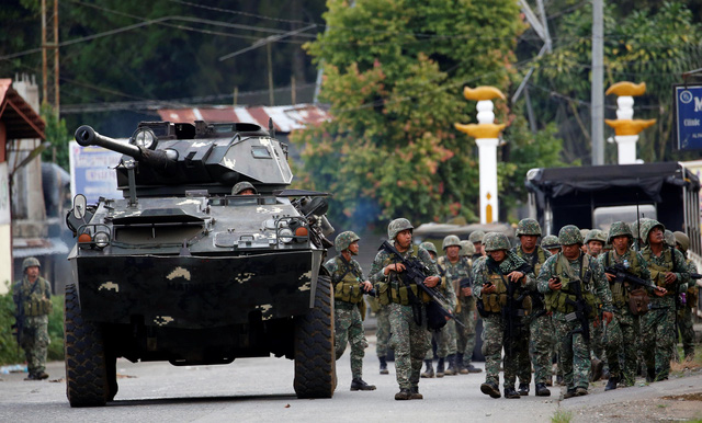 Thủy quân lục chiến Philippines truy lùng các tay súng Maute tại Marawi (Ảnh: Reuters)