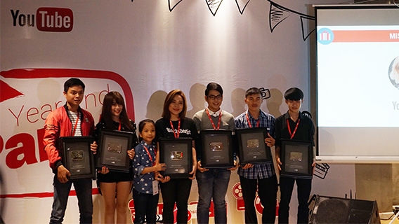 Duong Khac Tuan Anh (2nd right) receives the Youtube Silver Play Button for his channel ‘Hunting and Gathering’ at a ceremony in Ho Chi Minh City in December 2016 (Photo: techz.vn)